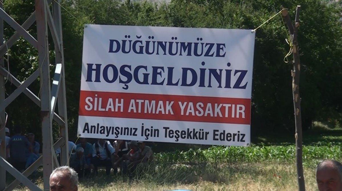 Elazığ'daki düğünde 'Silah atmak yasaktır' pankartı açıldı