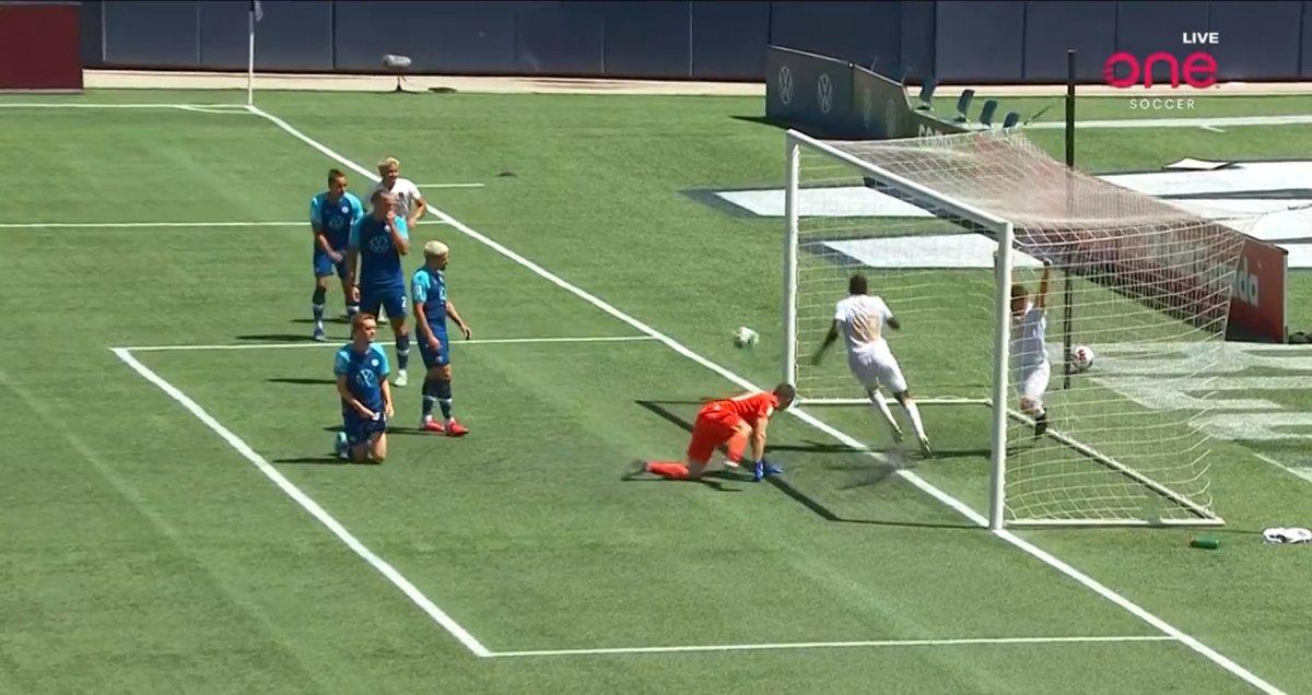 William Akio takım arkadaşının golünü engelledi