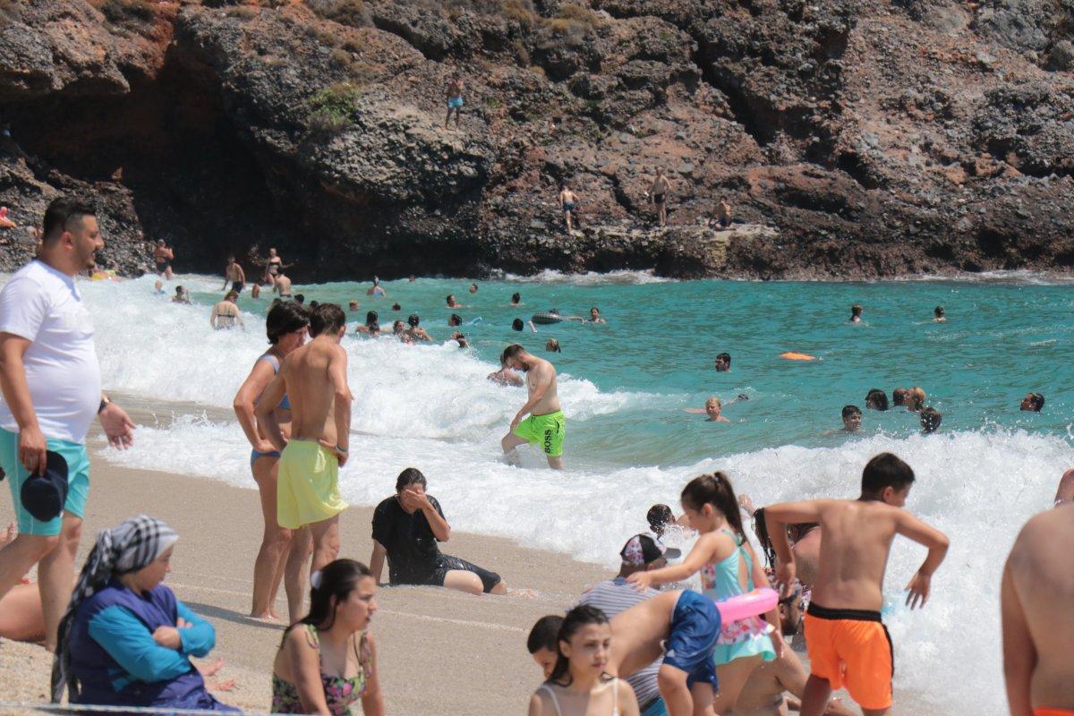 Antalya'da bayramda termometreler 39 dereceyi gösterdi