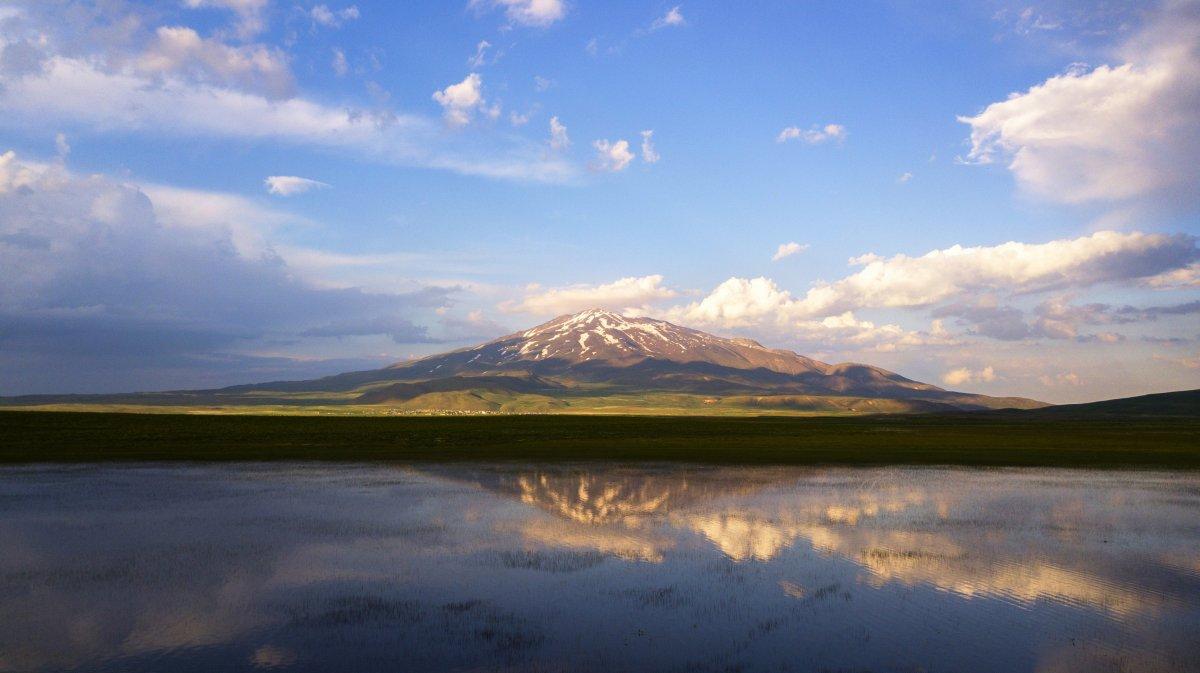 Bitlis'teki Süphan Dağı’nın Cil Gölü’ne yansıması büyüledi