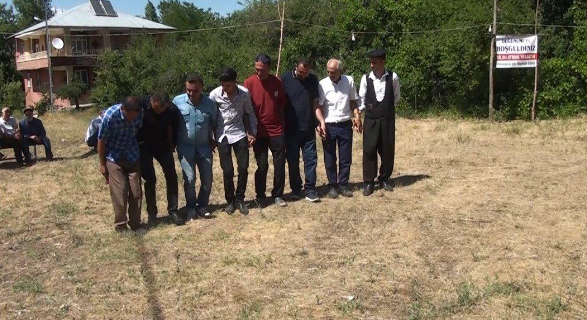 Elazığ'daki düğünde 'Silah atmak yasaktır' pankartı açıldı