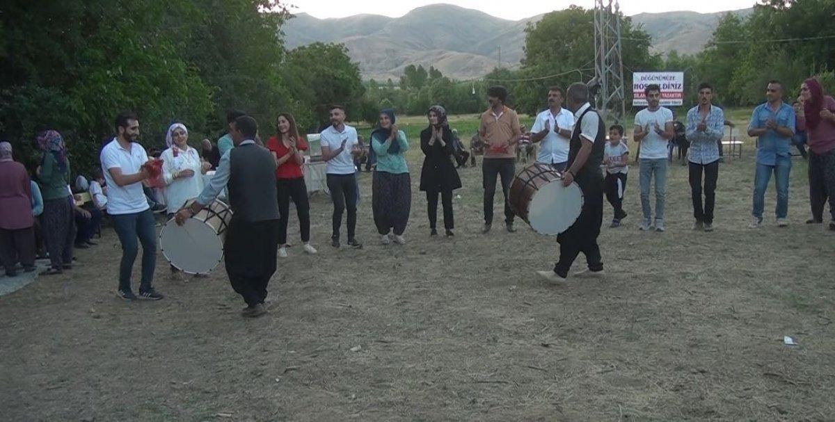 Elazığ'daki düğünde 'Silah atmak yasaktır' pankartı açıldı