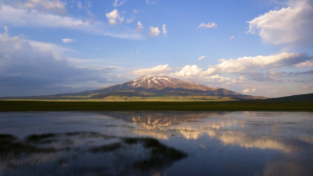 Bitlis'teki Süphan Dağı’nın Cil Gölü’ne yansıması büyüledi