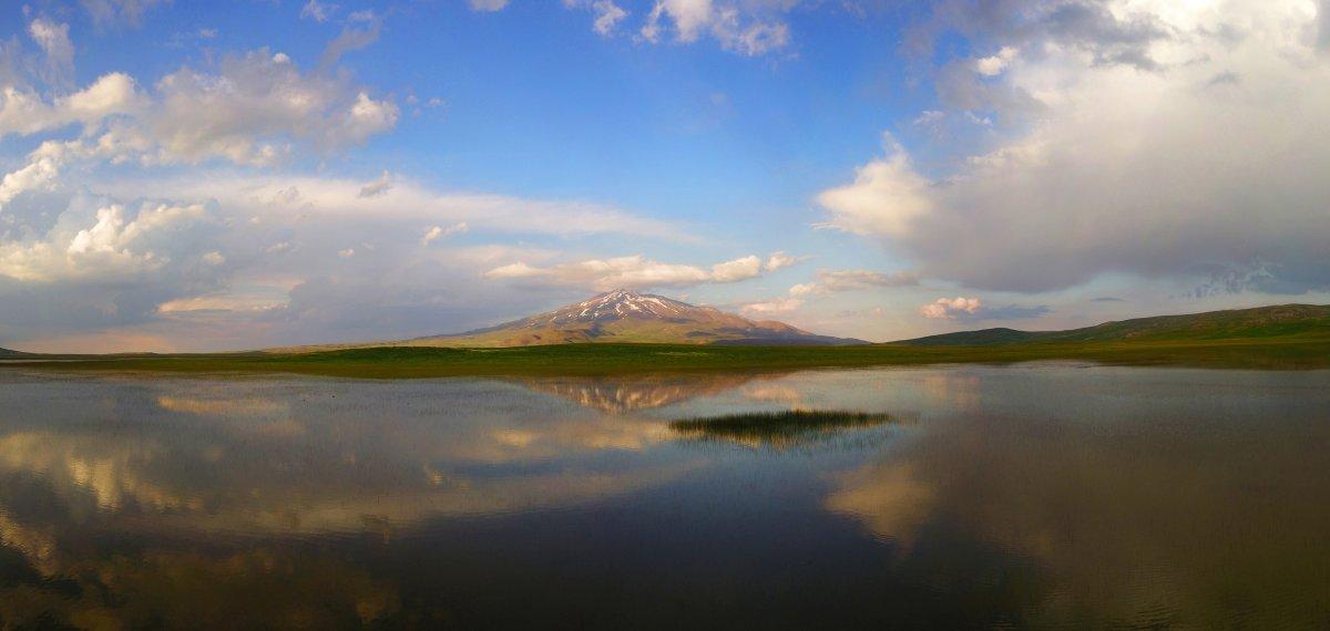 Bitlis'teki Süphan Dağı’nın Cil Gölü’ne yansıması büyüledi
