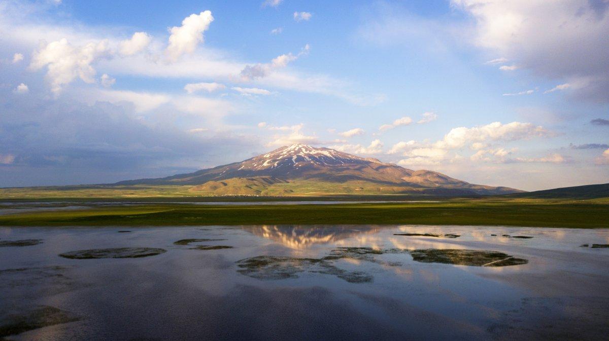Bitlis'teki Süphan Dağı’nın Cil Gölü’ne yansıması büyüledi