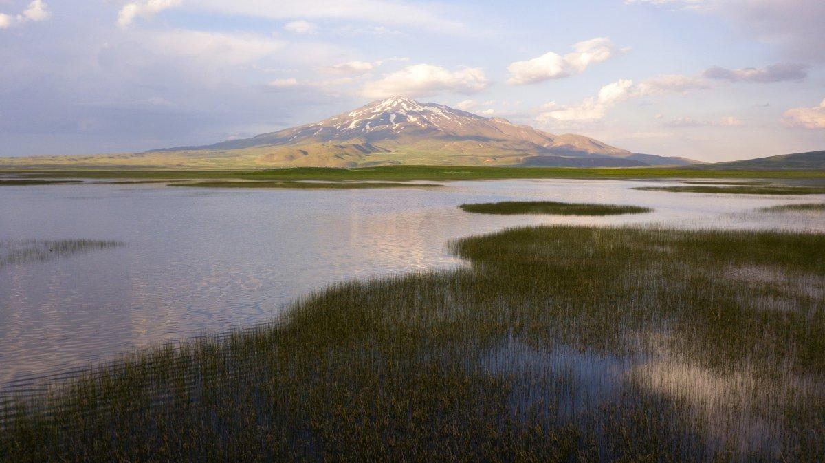 Bitlis'teki Süphan Dağı’nın Cil Gölü’ne yansıması büyüledi