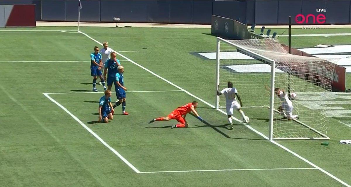 William Akio takım arkadaşının golünü engelledi