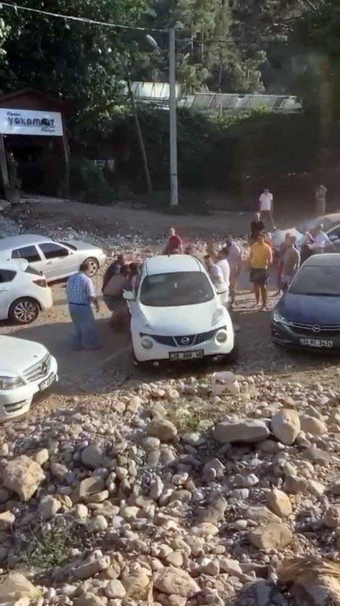 Antalya'da tatilciler şoförü bulamayınca aracı el birliğiyle kaldırdı