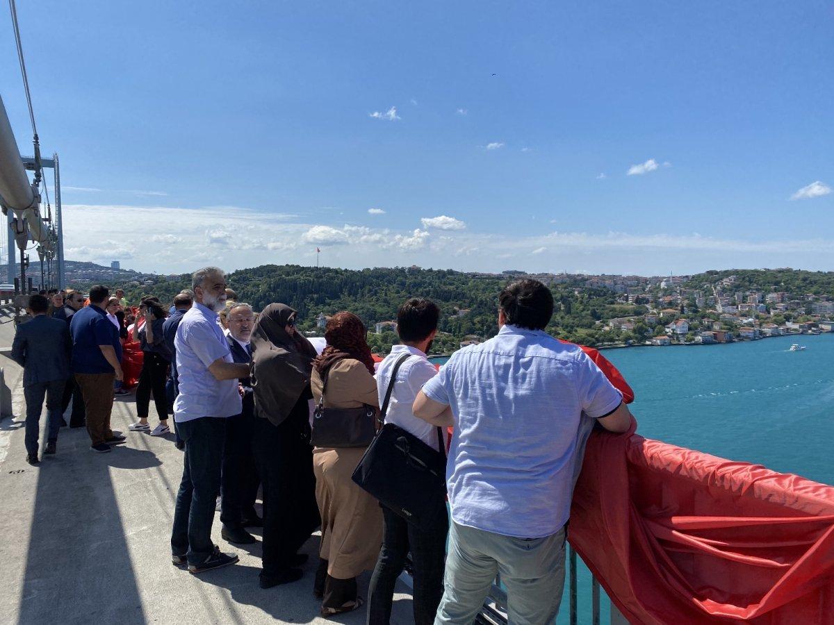 15 Temmuz Şehitler Köprüsü’ne dev Türk bayrağı asıldı