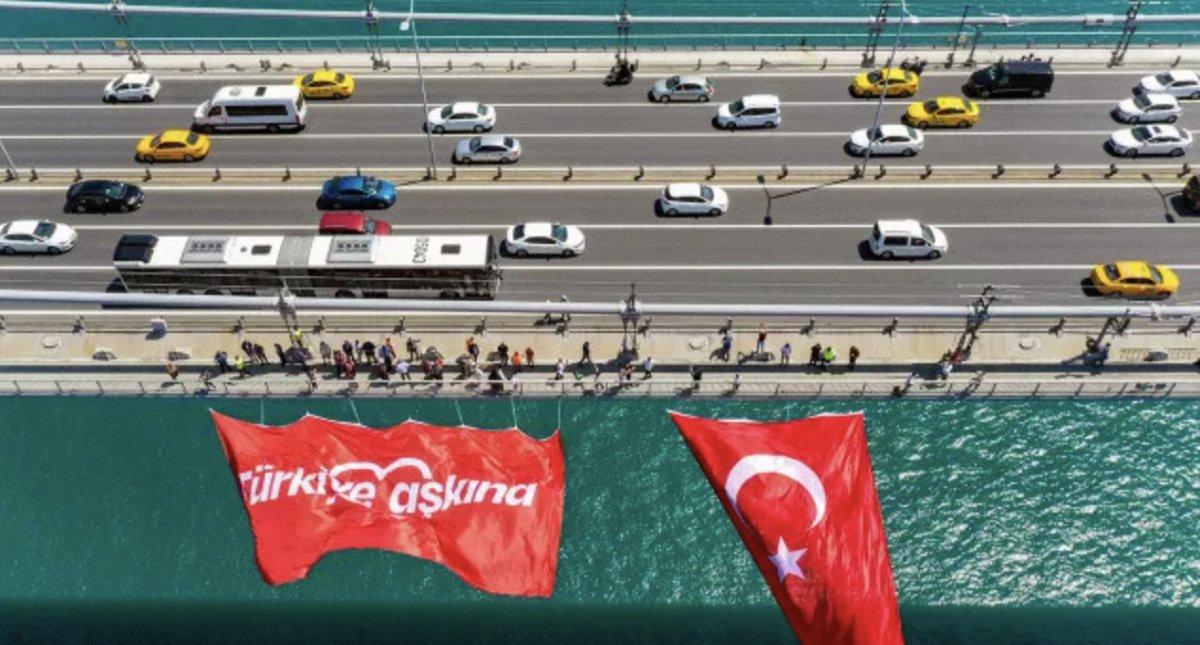 15 Temmuz Şehitler Köprüsü’ne dev Türk bayrağı asıldı