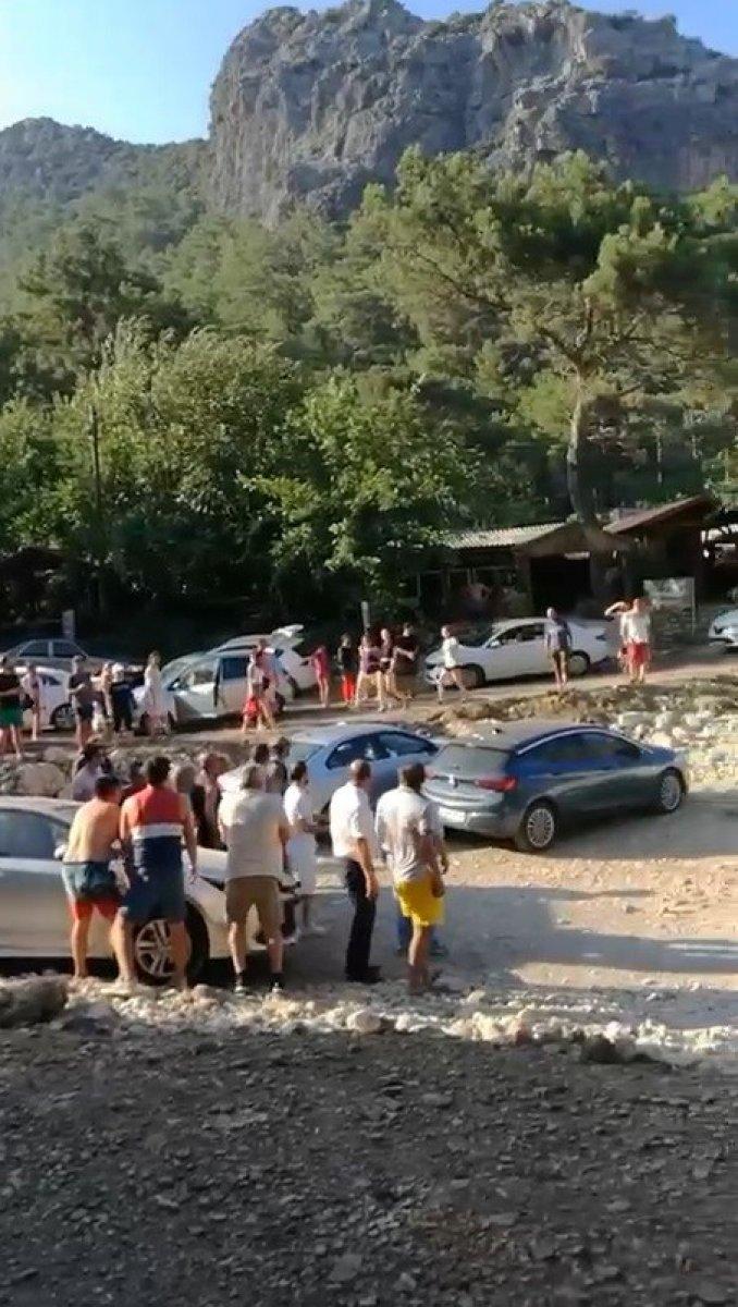 Antalya'da tatilciler şoförü bulamayınca aracı el birliğiyle kaldırdı
