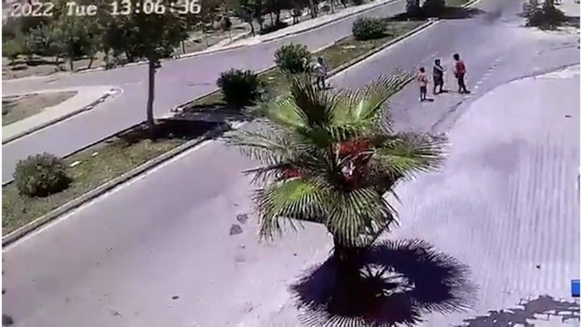 Mersin'de köpeklerin kovaladığı çocuklara araba çarptı