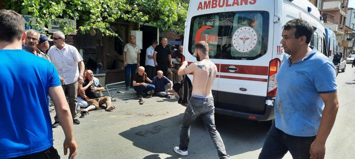 Sakarya'da tepki alan sürücü, kahvehanenin önüne daldı