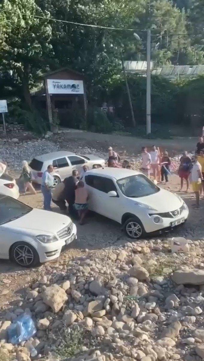 Antalya'da tatilciler şoförü bulamayınca aracı el birliğiyle kaldırdı