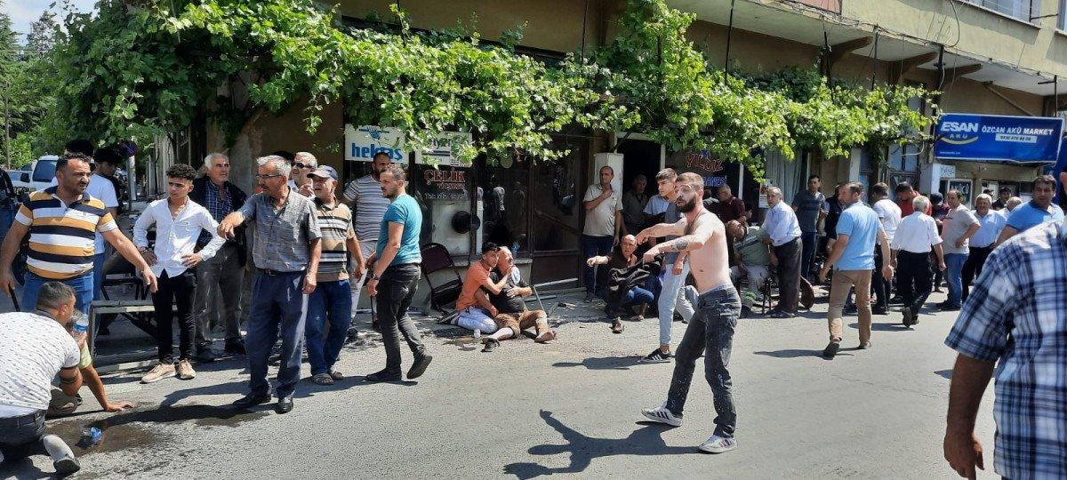 Sakarya'da tepki alan sürücü, kahvehanenin önüne daldı