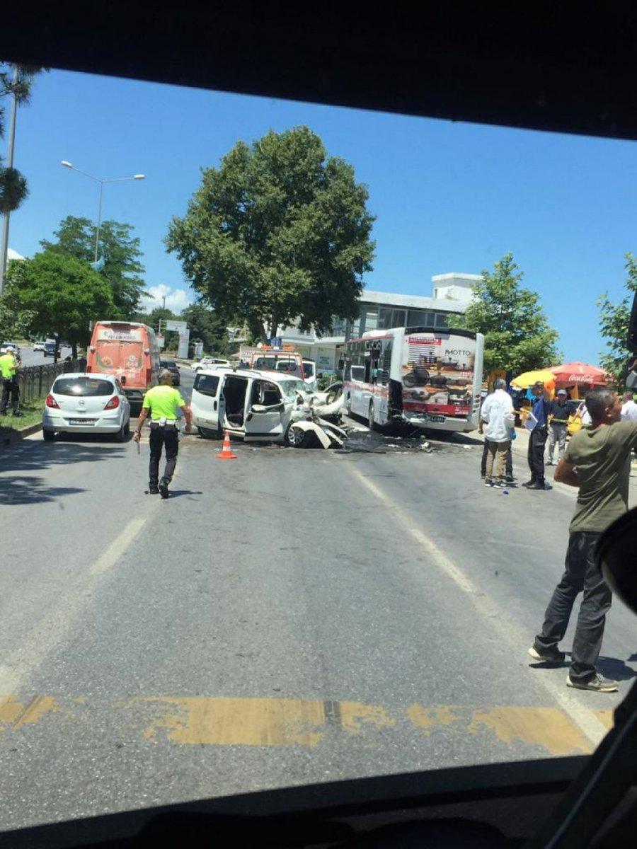 Samsun'da hafif ticari araç, otobüse arkadan çarptı: 2 ölü, 3 yaralı
