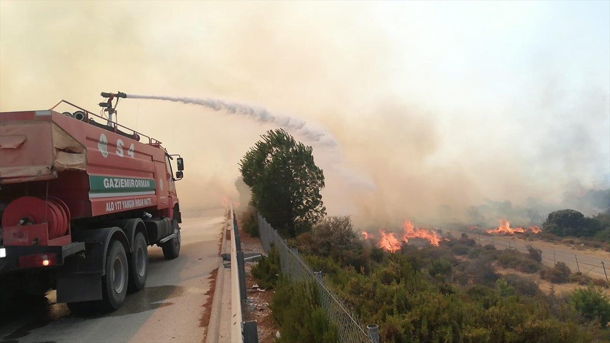 Çeşme'de çıkan yangına müdahale ediliyor