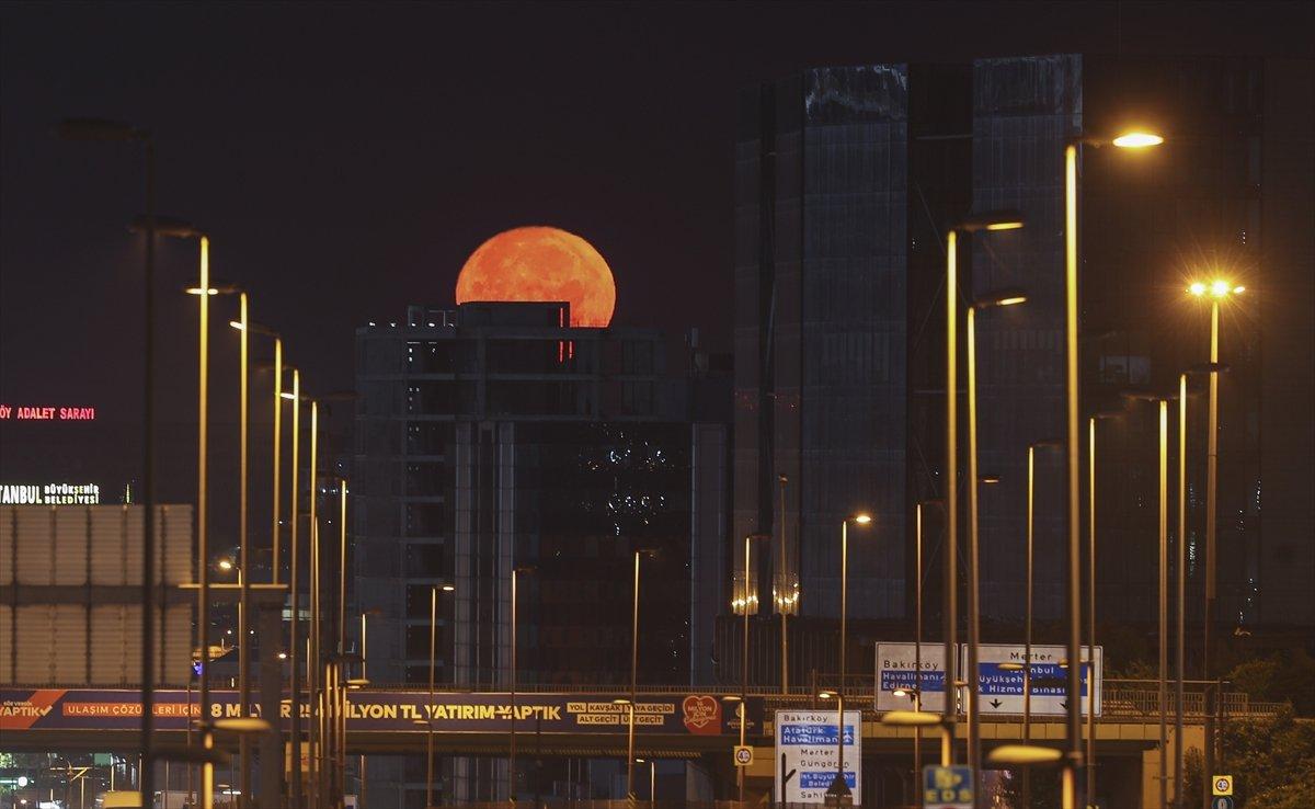 İstanbul'da büyüleyen dolunay görüntüleri