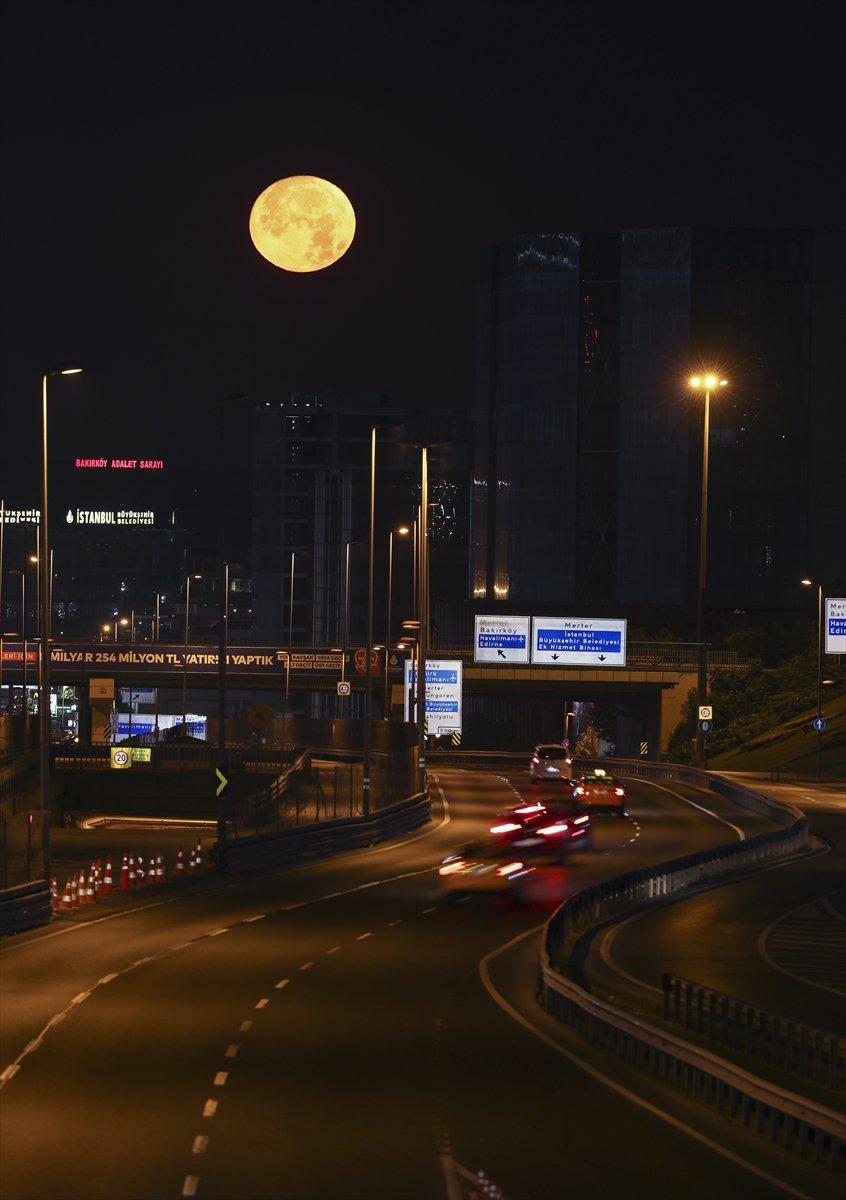 İstanbul'da büyüleyen dolunay görüntüleri