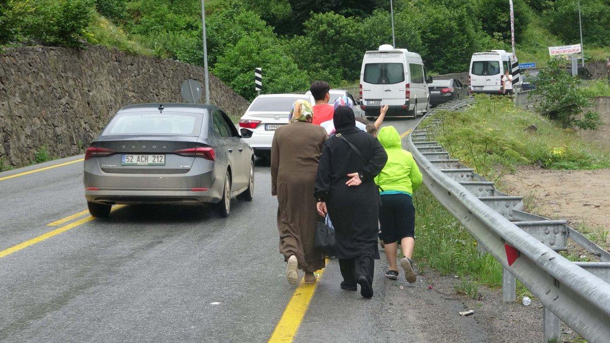 Uzungöl yolunda araç kuyruğu, 10 kilometreyi buldu