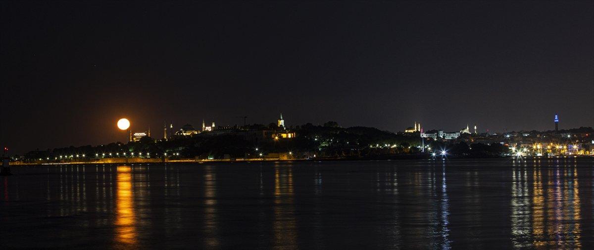 İstanbul'da büyüleyen dolunay görüntüleri