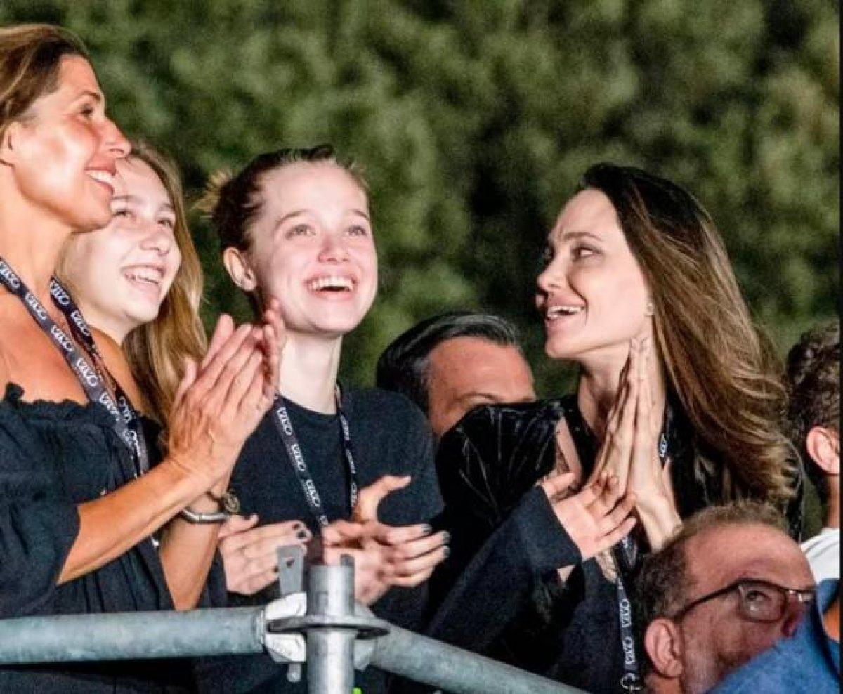 Angelina Jolie, kızı Shiloh ile konserde
