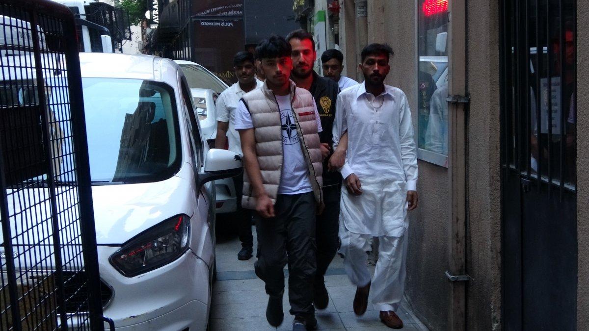 Taksim’de, 52 yabancı uyruklu şahıs yakalandı