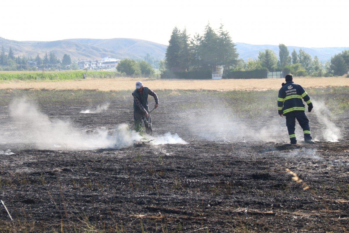 Eskişehir'de 40 dönümlük arpa tarlası dakikalar içerisinde küle döndü