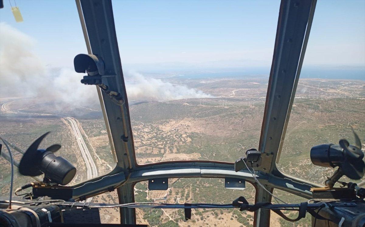 Çeşme'de çıkan yangına müdahale ediliyor