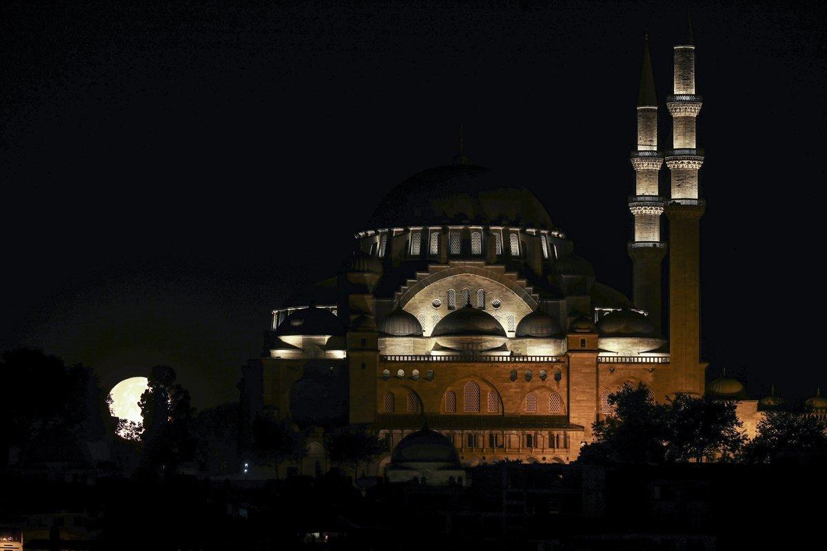 İstanbul'da büyüleyen dolunay görüntüleri