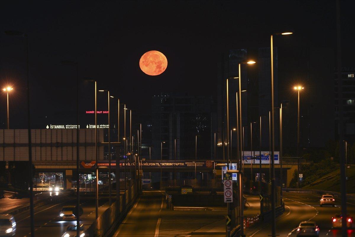 İstanbul'da büyüleyen dolunay görüntüleri