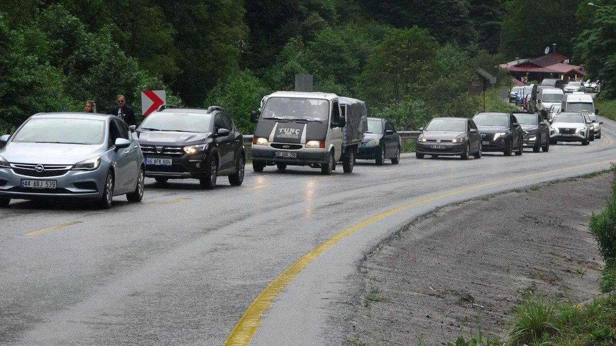 Uzungöl yolunda araç kuyruğu, 10 kilometreyi buldu