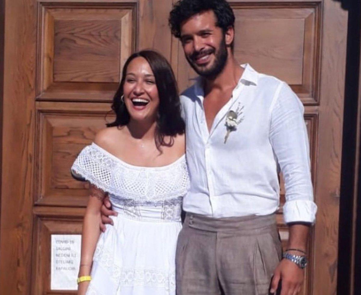 Barış Arduç eşinin baş harfini boynuna astı