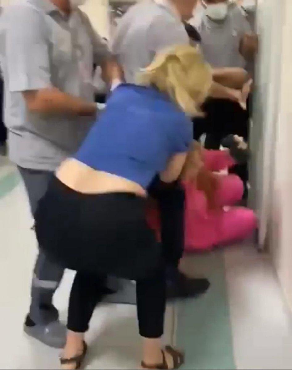 Adana’da, hasta yakınları acil servisi birbirine kattı