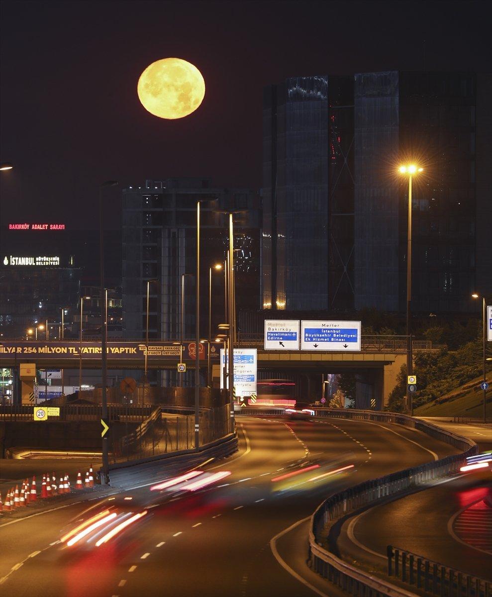 İstanbul'da büyüleyen dolunay görüntüleri