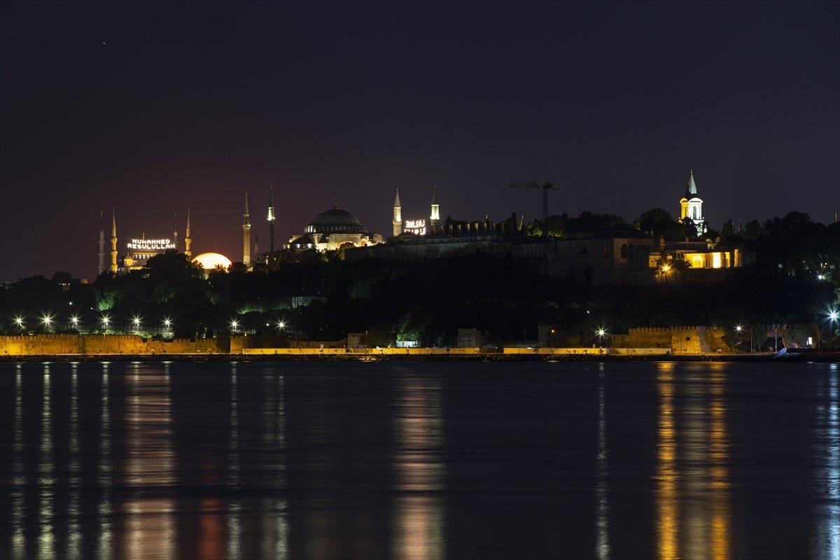İstanbul'da büyüleyen dolunay görüntüleri