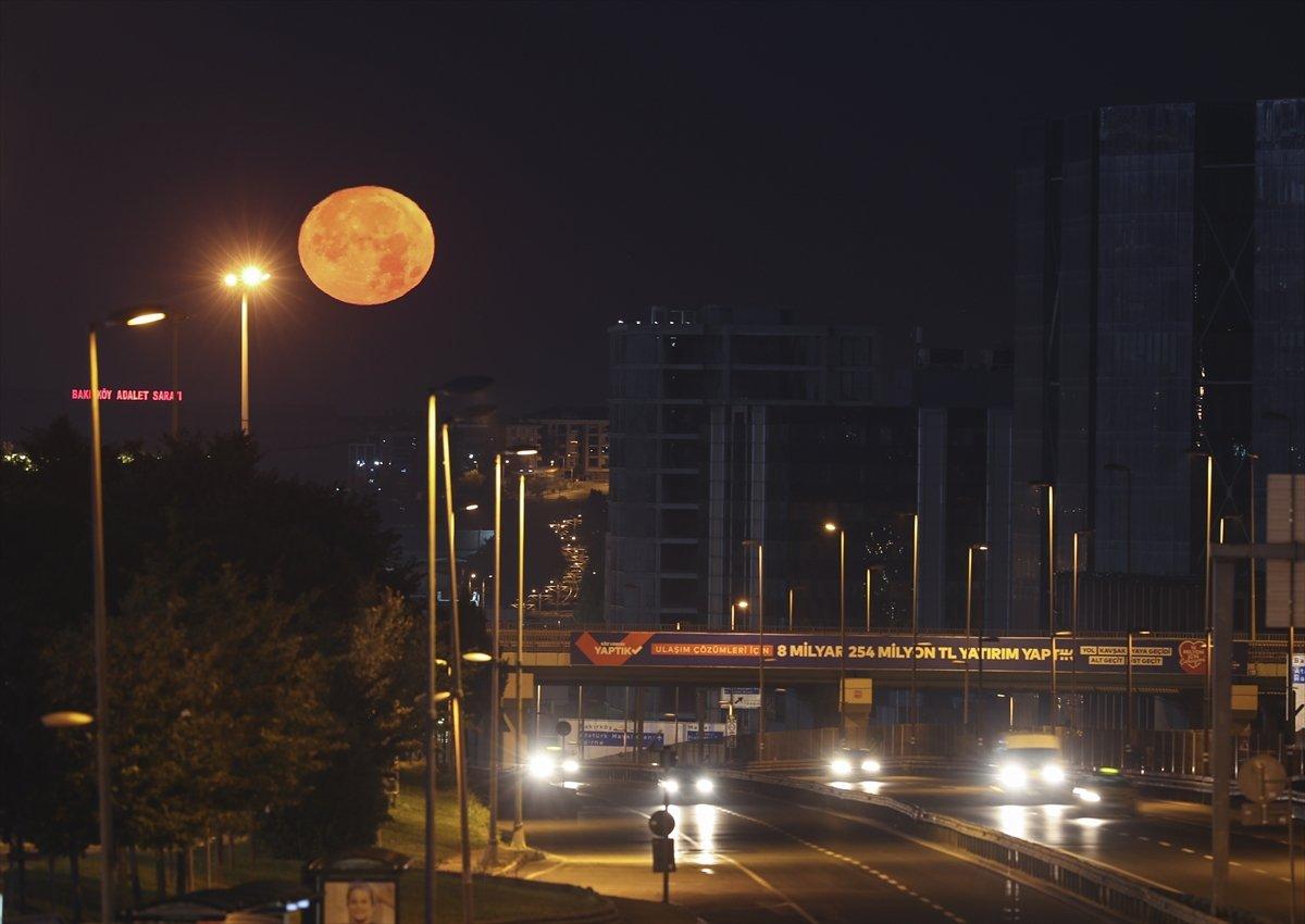 İstanbul'da büyüleyen dolunay görüntüleri