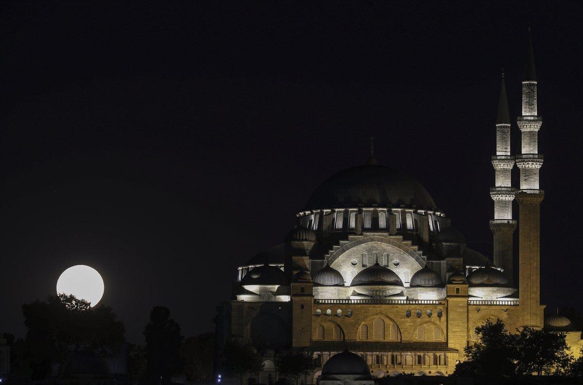 İstanbul'da büyüleyen dolunay görüntüleri