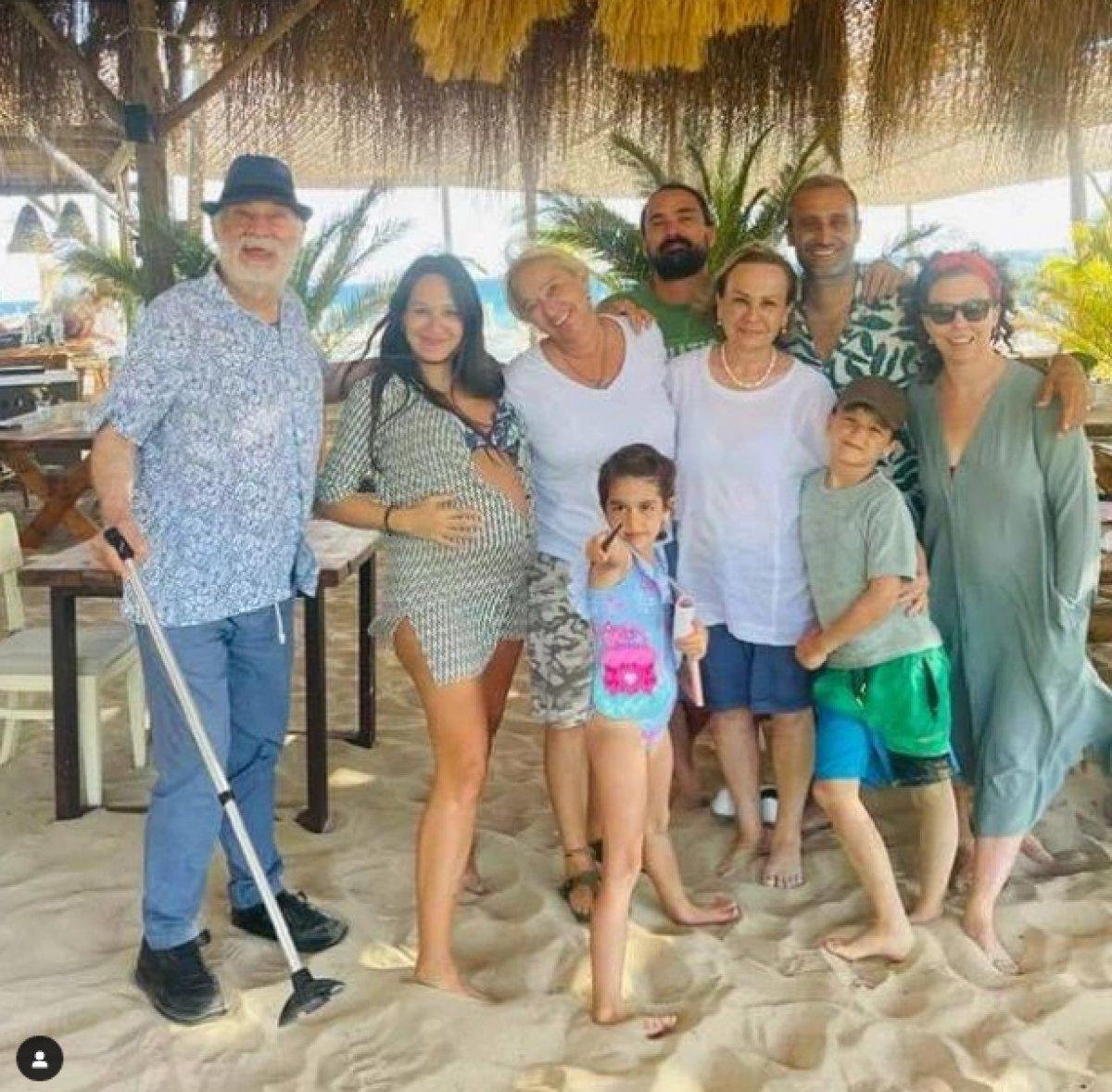 Barış Arduç eşinin baş harfini boynuna astı