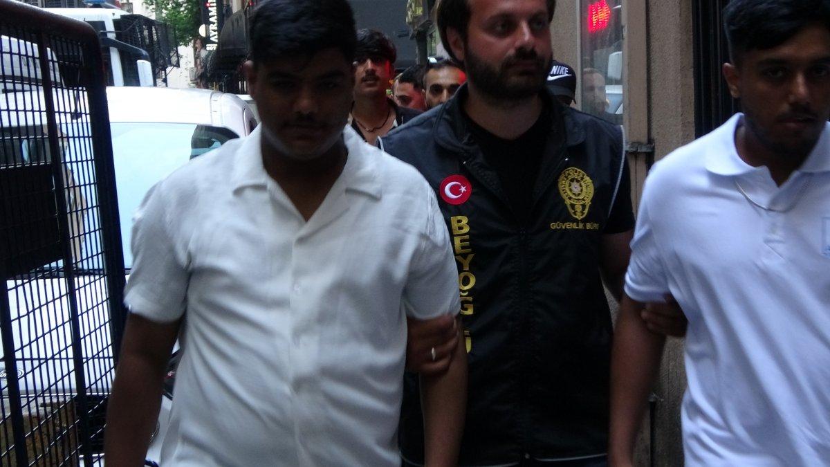 Taksim’de, 52 yabancı uyruklu şahıs yakalandı