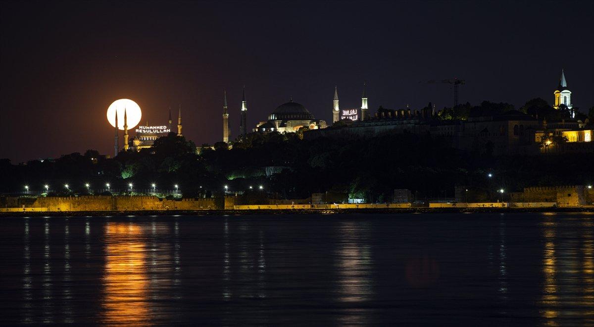 İstanbul'da büyüleyen dolunay görüntüleri