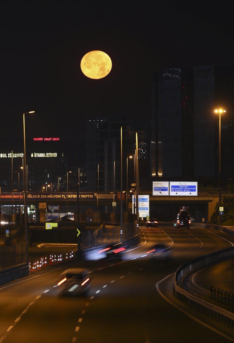 İstanbul'da büyüleyen dolunay görüntüleri