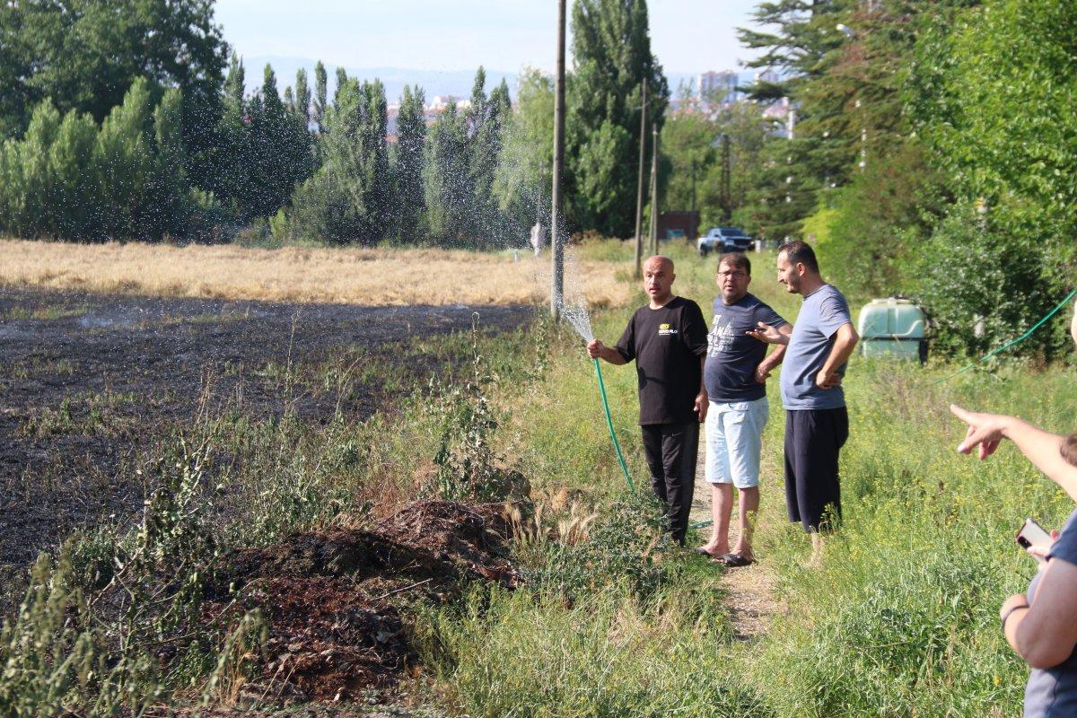 Eskişehir'de 40 dönümlük arpa tarlası dakikalar içerisinde küle döndü