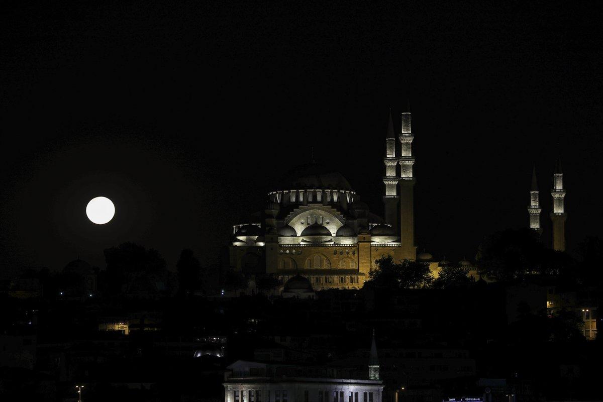İstanbul'da büyüleyen dolunay görüntüleri