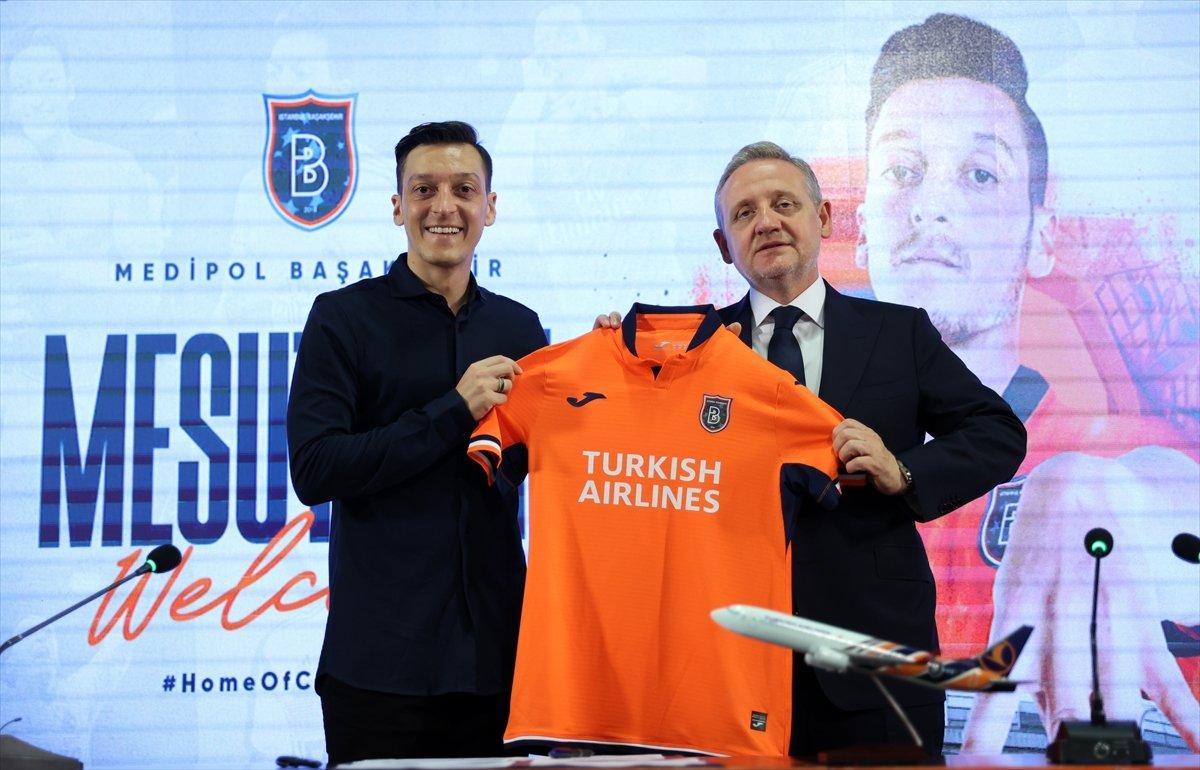 Mesut Özil, Başakşehir'e imzayı attı