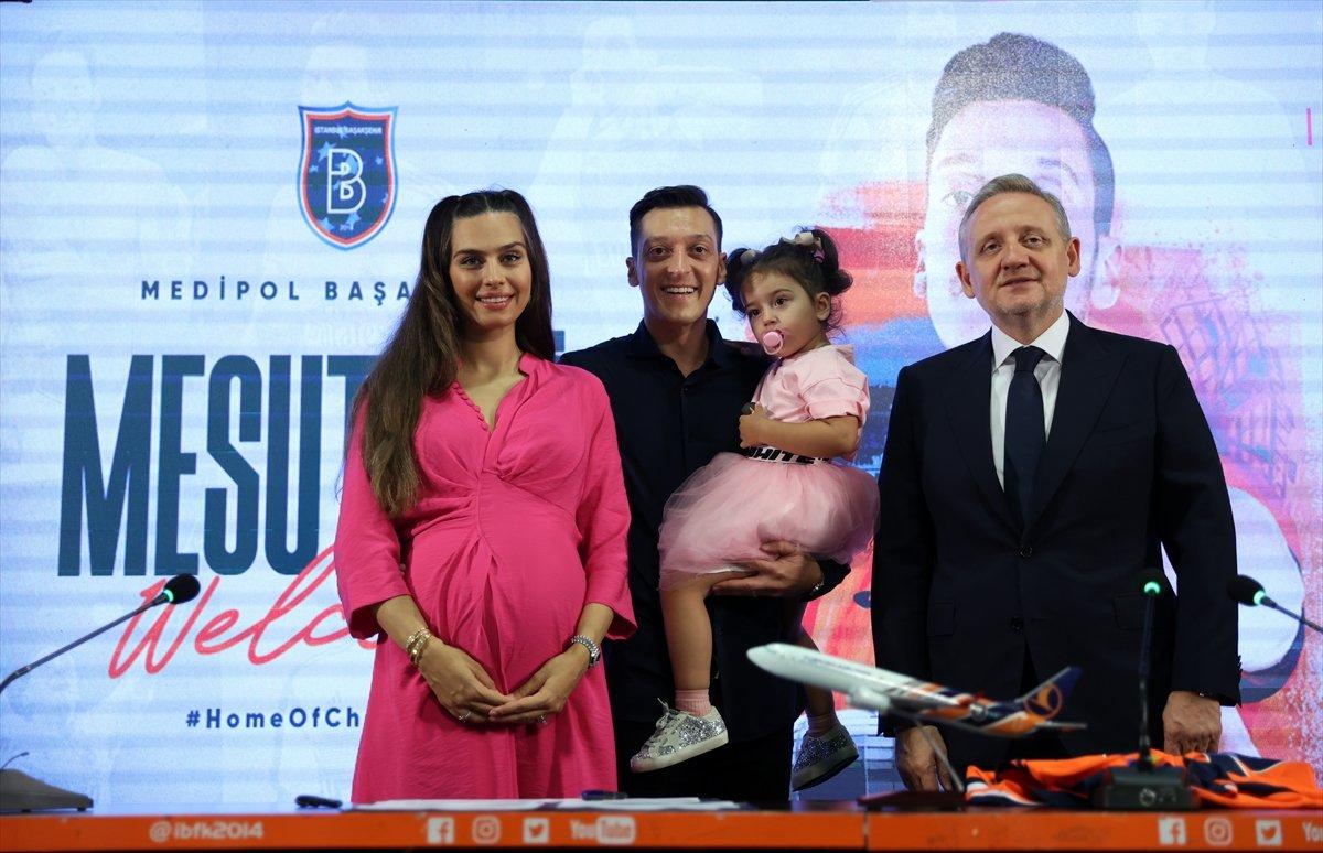 Mesut Özil, Başakşehir'e imzayı attı