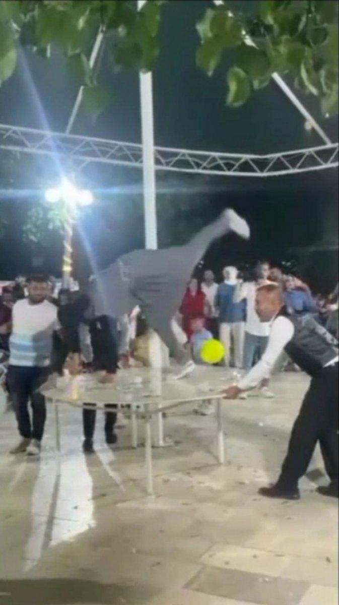 Elazığ'da düğündeki davulcu davetlileri coşturdu