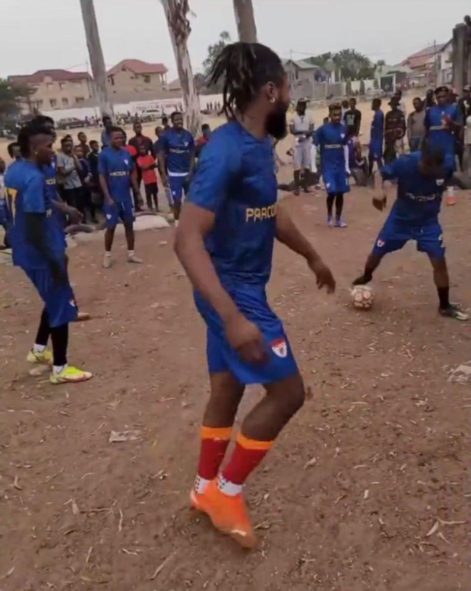 Christian Luyindama'nın toprak sahadaki görüntüleri tepki çekti