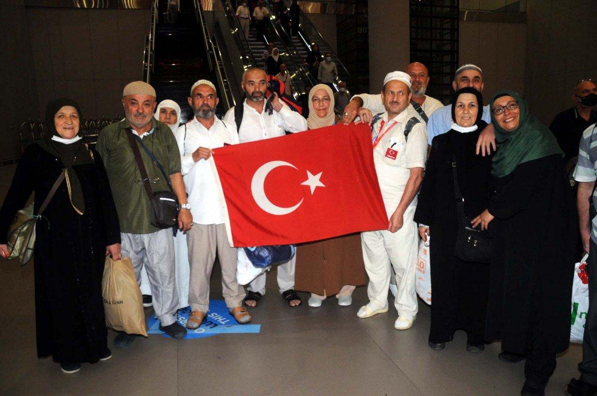 Hac ibadetini tamamlayan hacılar yurda dönmeye başladı