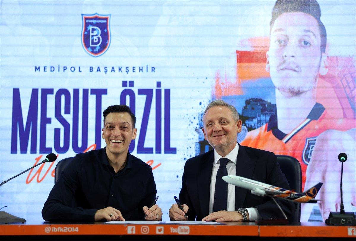 Mesut Özil, Başakşehir'e imzayı attı